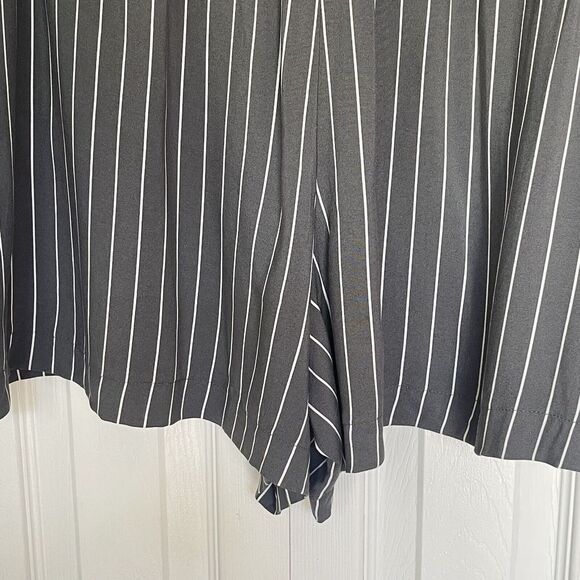 Nine West Women's Shorts XXL Gray Striped Pull On Rayon - Picture 5 of 11